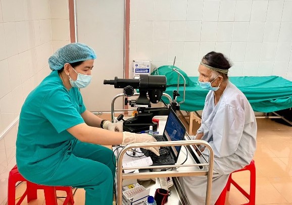Hơn 350  đồng bào dân tộc thiểu số được khám mắt